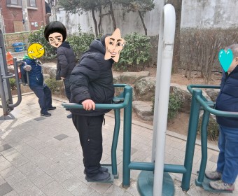 추위를 즐기는 방법-공원의 체육시설을 이용하기